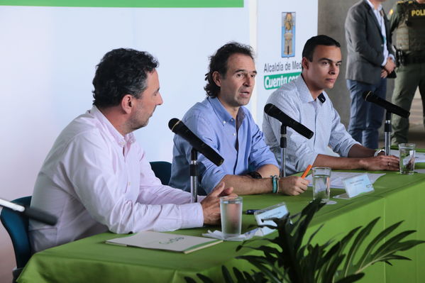 Rueda prensa taxis eléctricos
Rueda de prensa taxis eléctricos. 
Fecha: 6 Mayo 2019. 
Para descargar esta fotografía en alta resolución, haga clic sobre la imagen hasta que la misma se despliegue en la pantalla completa; luego dé clic derecho y elija la opción "guardar imagen como". 
En caso de publicación por cualquier medio, solicitamos acompañarla del crédito: "Foto EPM"
Palabras clave: Rueda prensa taxis eléctricos