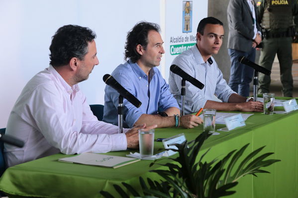 Rueda prensa taxis eléctricos
Rueda de prensa taxis eléctricos. 
Fecha: 6 Mayo 2019. 
Para descargar esta fotografía en alta resolución, haga clic sobre la imagen hasta que la misma se despliegue en la pantalla completa; luego dé clic derecho y elija la opción "guardar imagen como". 
En caso de publicación por cualquier medio, solicitamos acompañarla del crédito: "Foto EPM"
Palabras clave: Rueda prensa taxis eléctricos
