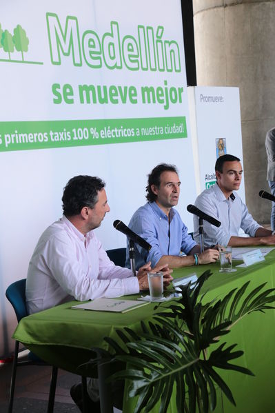 Rueda prensa taxis eléctricos
Rueda de prensa taxis eléctricos. 
Fecha: 6 Mayo 2019. 
Para descargar esta fotografía en alta resolución, haga clic sobre la imagen hasta que la misma se despliegue en la pantalla completa; luego dé clic derecho y elija la opción "guardar imagen como". 
En caso de publicación por cualquier medio, solicitamos acompañarla del crédito: "Foto EPM"
Palabras clave: Rueda prensa taxis eléctricos