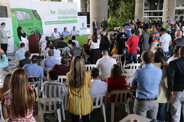 Rueda prensa taxis eléctricos
Rueda de prensa taxis eléctricos. 
Fecha: 6 Mayo 2019. 
Para descargar esta fotografía en alta resolución, haga clic sobre la imagen hasta que la misma se despliegue en la pantalla completa; luego dé clic derecho y elija la opción "guardar imagen como". 
En caso de publicación por cualquier medio, solicitamos acompañarla del crédito: "Foto EPM"
Palabras clave: Rueda prensa taxis eléctricos