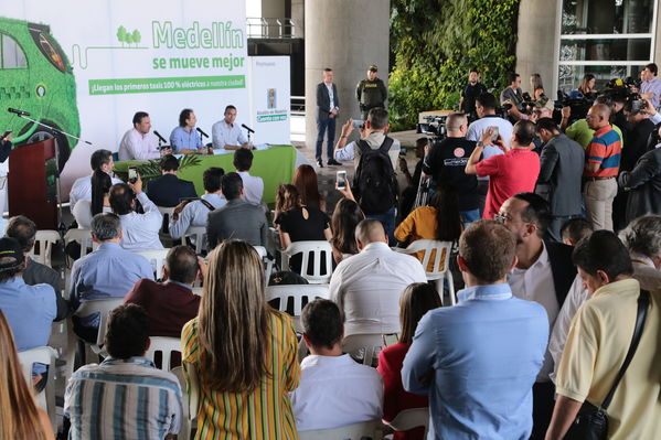 Rueda prensa taxis eléctricos
Rueda de prensa taxis eléctricos. 
Fecha: 6 Mayo 2019. 
Para descargar esta fotografía en alta resolución, haga clic sobre la imagen hasta que la misma se despliegue en la pantalla completa; luego dé clic derecho y elija la opción "guardar imagen como". 
En caso de publicación por cualquier medio, solicitamos acompañarla del crédito: "Foto EPM"
Palabras clave: Rueda prensa taxis eléctricos