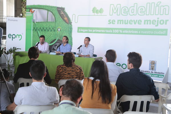 Rueda prensa taxis eléctricos
Rueda de prensa taxis eléctricos. 
Fecha: 6 Mayo 2019. 
Para descargar esta fotografía en alta resolución, haga clic sobre la imagen hasta que la misma se despliegue en la pantalla completa; luego dé clic derecho y elija la opción "guardar imagen como". 
En caso de publicación por cualquier medio, solicitamos acompañarla del crédito: "Foto EPM"
Palabras clave: Rueda prensa taxis eléctricos