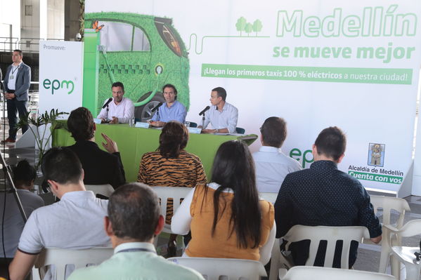 Rueda prensa taxis eléctricos
Rueda de prensa taxis eléctricos. 
Fecha: 6 Mayo 2019. 
Para descargar esta fotografía en alta resolución, haga clic sobre la imagen hasta que la misma se despliegue en la pantalla completa; luego dé clic derecho y elija la opción "guardar imagen como". 
En caso de publicación por cualquier medio, solicitamos acompañarla del crédito: "Foto EPM"
Palabras clave: Rueda prensa taxis eléctricos
