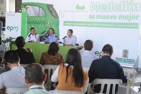 Rueda prensa taxis eléctricos
Rueda de prensa taxis eléctricos. 
Fecha: 6 Mayo 2019. 
Para descargar esta fotografía en alta resolución, haga clic sobre la imagen hasta que la misma se despliegue en la pantalla completa; luego dé clic derecho y elija la opción "guardar imagen como". 
En caso de publicación por cualquier medio, solicitamos acompañarla del crédito: "Foto EPM"
Palabras clave: Rueda prensa taxis eléctricos