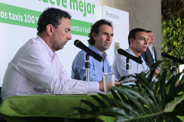 Rueda prensa taxis eléctricos
Rueda de prensa taxis eléctricos. 
Fecha: 6 Mayo 2019. 
Para descargar esta fotografía en alta resolución, haga clic sobre la imagen hasta que la misma se despliegue en la pantalla completa; luego dé clic derecho y elija la opción "guardar imagen como". 
En caso de publicación por cualquier medio, solicitamos acompañarla del crédito: "Foto EPM"
Palabras clave: Rueda prensa taxis eléctricos