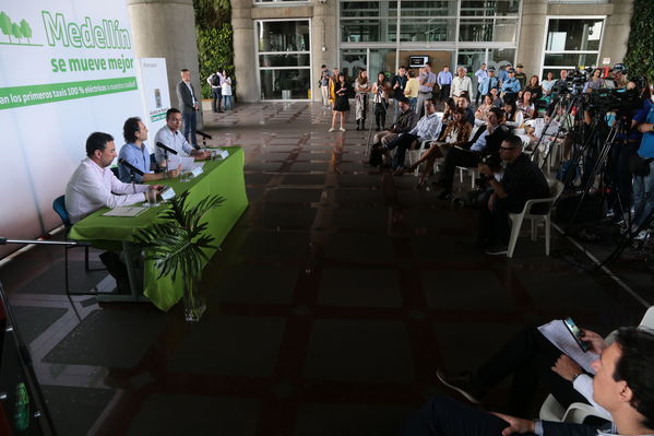Rueda prensa taxis eléctricos
Rueda de prensa taxis eléctricos. 
Fecha: 6 Mayo 2019. 
Para descargar esta fotografía en alta resolución, haga clic sobre la imagen hasta que la misma se despliegue en la pantalla completa; luego dé clic derecho y elija la opción "guardar imagen como". 
En caso de publicación por cualquier medio, solicitamos acompañarla del crédito: "Foto EPM"
Palabras clave: Rueda prensa taxis eléctricos