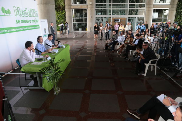 Rueda prensa taxis eléctricos
Rueda de prensa taxis eléctricos. 
Fecha: 6 Mayo 2019. 
Para descargar esta fotografía en alta resolución, haga clic sobre la imagen hasta que la misma se despliegue en la pantalla completa; luego dé clic derecho y elija la opción "guardar imagen como". 
En caso de publicación por cualquier medio, solicitamos acompañarla del crédito: "Foto EPM"
Palabras clave: Rueda prensa taxis eléctricos