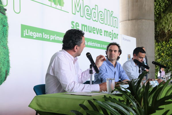 Rueda prensa taxis eléctricos
Rueda de prensa taxis eléctricos. 
Fecha: 6 Mayo 2019. 
Para descargar esta fotografía en alta resolución, haga clic sobre la imagen hasta que la misma se despliegue en la pantalla completa; luego dé clic derecho y elija la opción "guardar imagen como". 
En caso de publicación por cualquier medio, solicitamos acompañarla del crédito: "Foto EPM"
Palabras clave: Rueda prensa taxis eléctricos