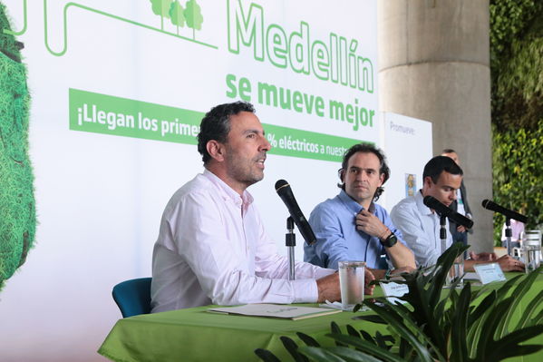 Rueda prensa taxis eléctricos
Rueda de prensa taxis eléctricos. 
Fecha: 6 Mayo 2019. 
Para descargar esta fotografía en alta resolución, haga clic sobre la imagen hasta que la misma se despliegue en la pantalla completa; luego dé clic derecho y elija la opción "guardar imagen como". 
En caso de publicación por cualquier medio, solicitamos acompañarla del crédito: "Foto EPM"
Palabras clave: Rueda prensa taxis eléctricos