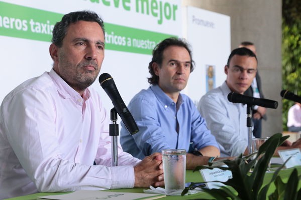 Rueda prensa taxis eléctricos
Rueda de prensa taxis eléctricos. 
Fecha: 6 Mayo 2019. 
Para descargar esta fotografía en alta resolución, haga clic sobre la imagen hasta que la misma se despliegue en la pantalla completa; luego dé clic derecho y elija la opción "guardar imagen como". 
En caso de publicación por cualquier medio, solicitamos acompañarla del crédito: "Foto EPM"
Palabras clave: Rueda prensa taxis eléctricos