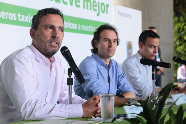 Rueda prensa taxis eléctricos
Rueda de prensa taxis eléctricos. 
Fecha: 6 Mayo 2019. 
Para descargar esta fotografía en alta resolución, haga clic sobre la imagen hasta que la misma se despliegue en la pantalla completa; luego dé clic derecho y elija la opción "guardar imagen como". 
En caso de publicación por cualquier medio, solicitamos acompañarla del crédito: "Foto EPM"
Palabras clave: Rueda prensa taxis eléctricos
