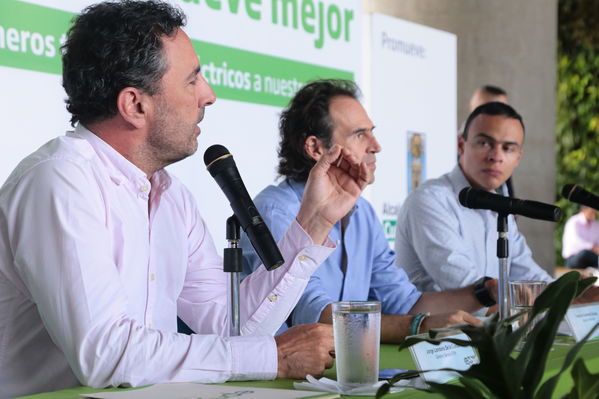 Rueda prensa taxis eléctricos
Rueda de prensa taxis eléctricos. 
Fecha: 6 Mayo 2019. 
Para descargar esta fotografía en alta resolución, haga clic sobre la imagen hasta que la misma se despliegue en la pantalla completa; luego dé clic derecho y elija la opción "guardar imagen como". 
En caso de publicación por cualquier medio, solicitamos acompañarla del crédito: "Foto EPM"
Palabras clave: Rueda prensa taxis eléctricos