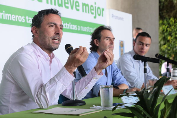 Rueda prensa taxis eléctricos
Rueda de prensa taxis eléctricos. 
Fecha: 6 Mayo 2019. 
Para descargar esta fotografía en alta resolución, haga clic sobre la imagen hasta que la misma se despliegue en la pantalla completa; luego dé clic derecho y elija la opción "guardar imagen como". 
En caso de publicación por cualquier medio, solicitamos acompañarla del crédito: "Foto EPM"
Palabras clave: Rueda prensa taxis eléctricos