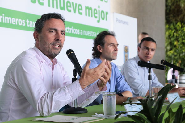 Rueda prensa taxis eléctricos
Rueda de prensa taxis eléctricos. 
Fecha: 6 Mayo 2019. 
Para descargar esta fotografía en alta resolución, haga clic sobre la imagen hasta que la misma se despliegue en la pantalla completa; luego dé clic derecho y elija la opción "guardar imagen como". 
En caso de publicación por cualquier medio, solicitamos acompañarla del crédito: "Foto EPM"
Palabras clave: Rueda prensa taxis eléctricos