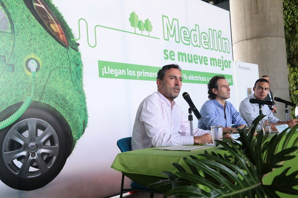 Rueda prensa taxis eléctricos
Rueda de prensa taxis eléctricos. 
Fecha: 6 Mayo 2019. 
Para descargar esta fotografía en alta resolución, haga clic sobre la imagen hasta que la misma se despliegue en la pantalla completa; luego dé clic derecho y elija la opción "guardar imagen como". 
En caso de publicación por cualquier medio, solicitamos acompañarla del crédito: "Foto EPM"
Palabras clave: Rueda prensa taxis eléctricos