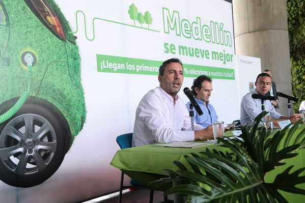 Rueda prensa taxis eléctricos
Rueda de prensa taxis eléctricos. 
Fecha: 6 Mayo 2019. 
Para descargar esta fotografía en alta resolución, haga clic sobre la imagen hasta que la misma se despliegue en la pantalla completa; luego dé clic derecho y elija la opción "guardar imagen como". 
En caso de publicación por cualquier medio, solicitamos acompañarla del crédito: "Foto EPM"
Palabras clave: Rueda prensa taxis eléctricos