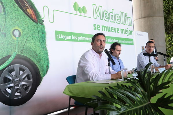 Rueda prensa taxis eléctricos
Rueda de prensa taxis eléctricos. 
Fecha: 6 Mayo 2019. 
Para descargar esta fotografía en alta resolución, haga clic sobre la imagen hasta que la misma se despliegue en la pantalla completa; luego dé clic derecho y elija la opción "guardar imagen como". 
En caso de publicación por cualquier medio, solicitamos acompañarla del crédito: "Foto EPM"
Palabras clave: Rueda prensa taxis eléctricos
