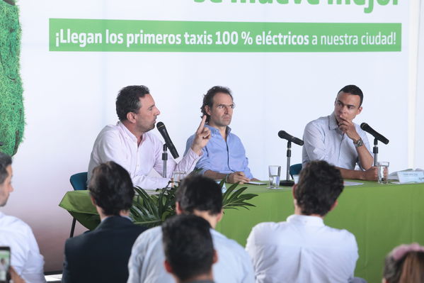 Rueda prensa taxis eléctricos
Rueda de prensa taxis eléctricos. 
Fecha: 6 Mayo 2019. 
Para descargar esta fotografía en alta resolución, haga clic sobre la imagen hasta que la misma se despliegue en la pantalla completa; luego dé clic derecho y elija la opción "guardar imagen como". 
En caso de publicación por cualquier medio, solicitamos acompañarla del crédito: "Foto EPM"
Palabras clave: Rueda prensa taxis eléctricos