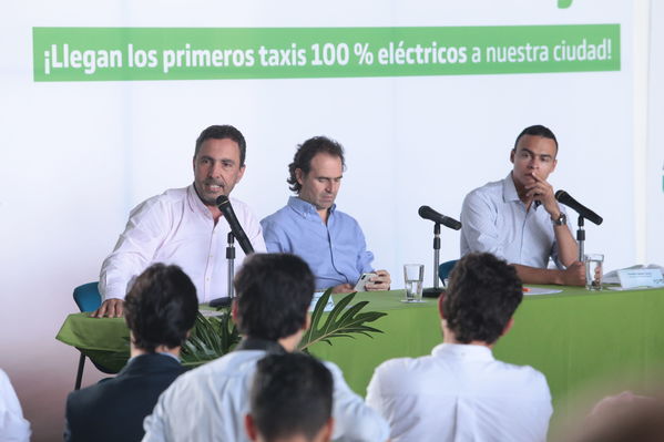 Rueda prensa taxis eléctricos
Rueda de prensa taxis eléctricos. 
Fecha: 6 Mayo 2019. 
Para descargar esta fotografía en alta resolución, haga clic sobre la imagen hasta que la misma se despliegue en la pantalla completa; luego dé clic derecho y elija la opción "guardar imagen como". 
En caso de publicación por cualquier medio, solicitamos acompañarla del crédito: "Foto EPM"
Palabras clave: Rueda prensa taxis eléctricos