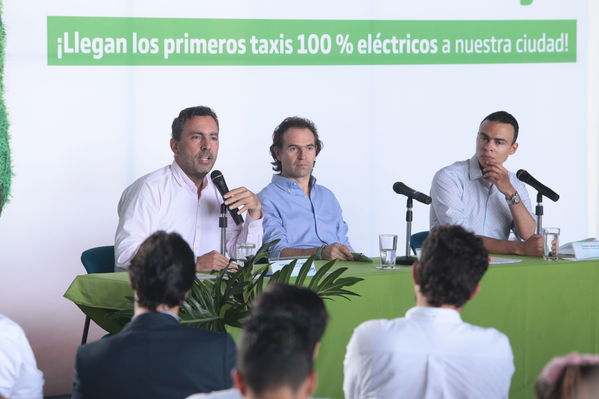 Rueda prensa taxis eléctricos
Rueda de prensa taxis eléctricos. 
Fecha: 6 Mayo 2019. 
Para descargar esta fotografía en alta resolución, haga clic sobre la imagen hasta que la misma se despliegue en la pantalla completa; luego dé clic derecho y elija la opción "guardar imagen como". 
En caso de publicación por cualquier medio, solicitamos acompañarla del crédito: "Foto EPM"
Palabras clave: Rueda prensa taxis eléctricos
