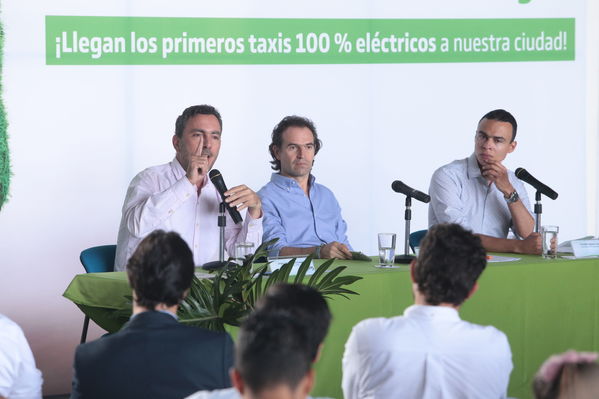 Rueda prensa taxis eléctricos
Rueda de prensa taxis eléctricos. 
Fecha: 6 Mayo 2019. 
Para descargar esta fotografía en alta resolución, haga clic sobre la imagen hasta que la misma se despliegue en la pantalla completa; luego dé clic derecho y elija la opción "guardar imagen como". 
En caso de publicación por cualquier medio, solicitamos acompañarla del crédito: "Foto EPM"
Palabras clave: Rueda prensa taxis eléctricos