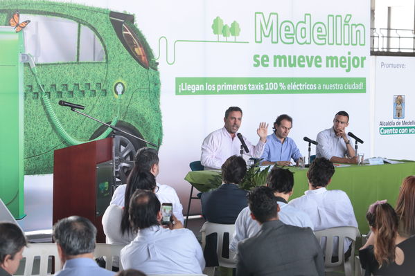 Rueda prensa taxis eléctricos
Rueda de prensa taxis eléctricos. 
Fecha: 6 Mayo 2019. 
Para descargar esta fotografía en alta resolución, haga clic sobre la imagen hasta que la misma se despliegue en la pantalla completa; luego dé clic derecho y elija la opción "guardar imagen como". 
En caso de publicación por cualquier medio, solicitamos acompañarla del crédito: "Foto EPM"
Palabras clave: Rueda prensa taxis eléctricos
