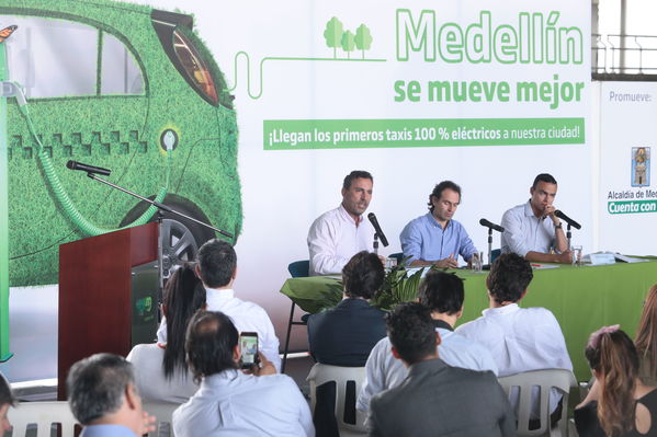 Rueda prensa taxis eléctricos
Rueda de prensa taxis eléctricos. 
Fecha: 6 Mayo 2019. 
Para descargar esta fotografía en alta resolución, haga clic sobre la imagen hasta que la misma se despliegue en la pantalla completa; luego dé clic derecho y elija la opción "guardar imagen como". 
En caso de publicación por cualquier medio, solicitamos acompañarla del crédito: "Foto EPM"
Palabras clave: Rueda prensa taxis eléctricos