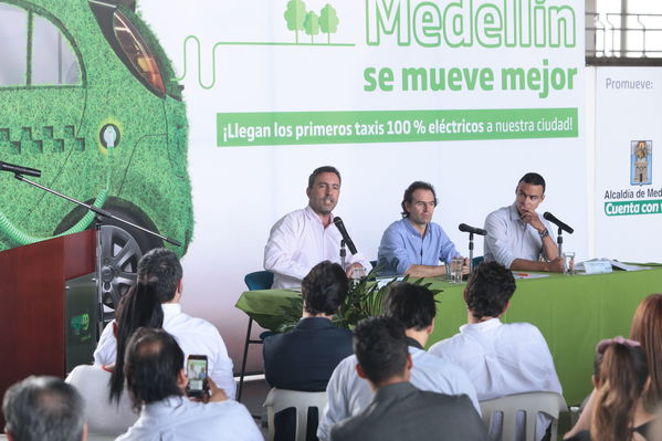 Rueda prensa taxis eléctricos
Rueda de prensa taxis eléctricos. 
Fecha: 6 Mayo 2019. 
Para descargar esta fotografía en alta resolución, haga clic sobre la imagen hasta que la misma se despliegue en la pantalla completa; luego dé clic derecho y elija la opción "guardar imagen como". 
En caso de publicación por cualquier medio, solicitamos acompañarla del crédito: "Foto EPM"
Palabras clave: Rueda prensa taxis eléctricos