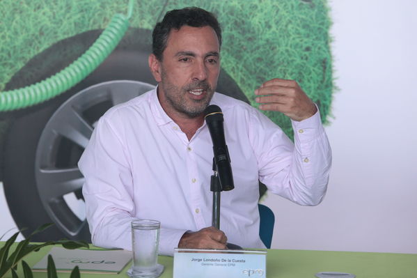 Rueda prensa taxis eléctricos
Rueda de prensa taxis eléctricos. 
Fecha: 6 Mayo 2019. 
Para descargar esta fotografía en alta resolución, haga clic sobre la imagen hasta que la misma se despliegue en la pantalla completa; luego dé clic derecho y elija la opción "guardar imagen como". 
En caso de publicación por cualquier medio, solicitamos acompañarla del crédito: "Foto EPM"
Palabras clave: Rueda prensa taxis eléctricos
