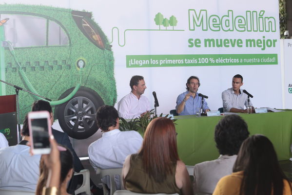 Rueda prensa taxis eléctricos
Rueda de prensa taxis eléctricos. 
Fecha: 6 Mayo 2019. 
Para descargar esta fotografía en alta resolución, haga clic sobre la imagen hasta que la misma se despliegue en la pantalla completa; luego dé clic derecho y elija la opción "guardar imagen como". 
En caso de publicación por cualquier medio, solicitamos acompañarla del crédito: "Foto EPM"
Palabras clave: Rueda prensa taxis eléctricos