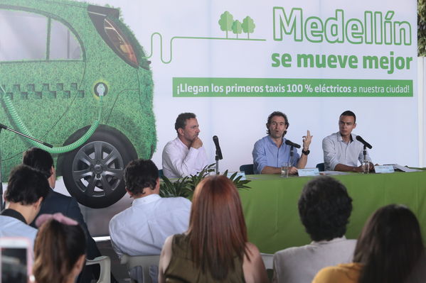 Rueda prensa taxis eléctricos
Rueda de prensa taxis eléctricos. 
Fecha: 6 Mayo 2019. 
Para descargar esta fotografía en alta resolución, haga clic sobre la imagen hasta que la misma se despliegue en la pantalla completa; luego dé clic derecho y elija la opción "guardar imagen como". 
En caso de publicación por cualquier medio, solicitamos acompañarla del crédito: "Foto EPM"
Palabras clave: Rueda prensa taxis eléctricos