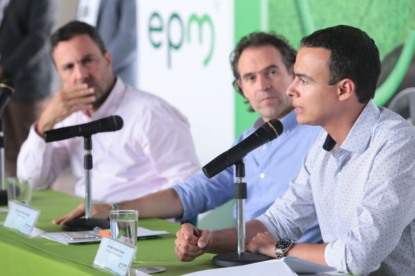 Rueda prensa taxis eléctricos
Rueda de prensa taxis eléctricos. 
Fecha: 6 Mayo 2019. 
Para descargar esta fotografía en alta resolución, haga clic sobre la imagen hasta que la misma se despliegue en la pantalla completa; luego dé clic derecho y elija la opción "guardar imagen como". 
En caso de publicación por cualquier medio, solicitamos acompañarla del crédito: "Foto EPM"
Palabras clave: Rueda prensa taxis eléctricos