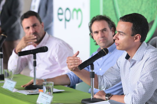 Rueda prensa taxis eléctricos
Rueda de prensa taxis eléctricos. 
Fecha: 6 Mayo 2019. 
Para descargar esta fotografía en alta resolución, haga clic sobre la imagen hasta que la misma se despliegue en la pantalla completa; luego dé clic derecho y elija la opción "guardar imagen como". 
En caso de publicación por cualquier medio, solicitamos acompañarla del crédito: "Foto EPM"
Palabras clave: Rueda prensa taxis eléctricos