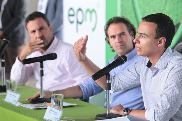 Rueda prensa taxis eléctricos
Rueda de prensa taxis eléctricos. 
Fecha: 6 Mayo 2019. 
Para descargar esta fotografía en alta resolución, haga clic sobre la imagen hasta que la misma se despliegue en la pantalla completa; luego dé clic derecho y elija la opción "guardar imagen como". 
En caso de publicación por cualquier medio, solicitamos acompañarla del crédito: "Foto EPM"
Palabras clave: Rueda prensa taxis eléctricos