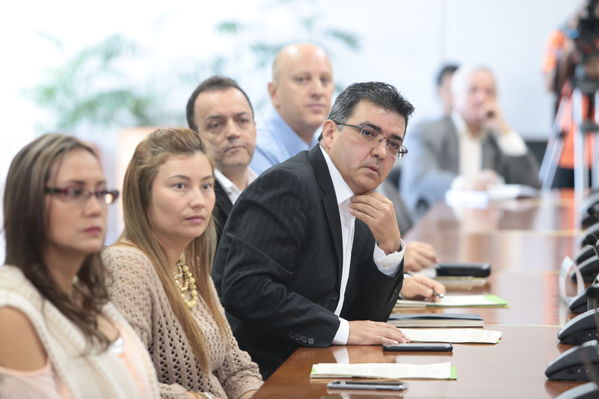 Rueda de Prensa. Entrada en operación Nueva Esperanza.
Rueda de Prensa. Entrada en operación Nueva Esperanza.
Fecha: Mayo 16 de 2017
Para descargar esta fotografía en alta resolución, haga clic sobre la imagen hasta que la misma se despliegue en la pantalla completa; luego dé clic derecho y elija la opción "guardar imagen como". 
En caso de publicación por cualquier medio, solicitamos acompañarla del crédito: "Foto EPM"
Palabras clave: Rueda Prensa Entrada operación Nueva Esperanza