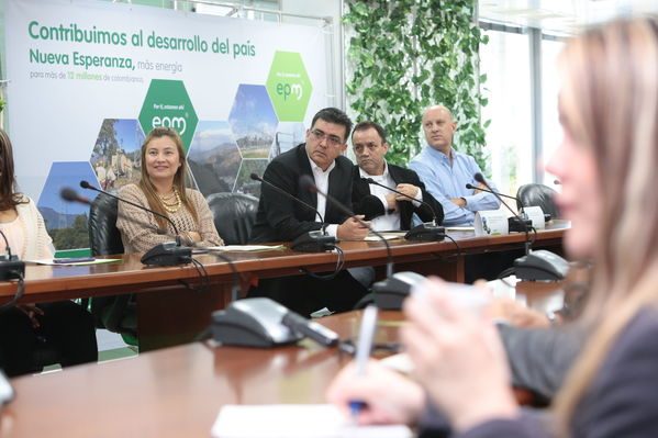 Rueda de Prensa. Entrada en operación Nueva Esperanza.
Rueda de Prensa. Entrada en operación Nueva Esperanza.
Fecha: Mayo 16 de 2017
Para descargar esta fotografía en alta resolución, haga clic sobre la imagen hasta que la misma se despliegue en la pantalla completa; luego dé clic derecho y elija la opción "guardar imagen como". 
En caso de publicación por cualquier medio, solicitamos acompañarla del crédito: "Foto EPM"
Palabras clave: Rueda Prensa Entrada operación Nueva Esperanza