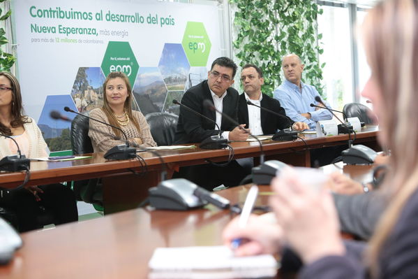 Rueda de Prensa. Entrada en operación Nueva Esperanza.
Rueda de Prensa. Entrada en operación Nueva Esperanza.
Fecha: Mayo 16 de 2017
Para descargar esta fotografía en alta resolución, haga clic sobre la imagen hasta que la misma se despliegue en la pantalla completa; luego dé clic derecho y elija la opción "guardar imagen como". 
En caso de publicación por cualquier medio, solicitamos acompañarla del crédito: "Foto EPM"
Palabras clave: Rueda Prensa Entrada operación Nueva Esperanza