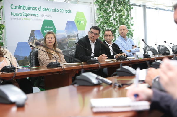 Rueda de Prensa. Entrada en operación Nueva Esperanza.
Rueda de Prensa. Entrada en operación Nueva Esperanza.
Fecha: Mayo 16 de 2017
Para descargar esta fotografía en alta resolución, haga clic sobre la imagen hasta que la misma se despliegue en la pantalla completa; luego dé clic derecho y elija la opción "guardar imagen como". 
En caso de publicación por cualquier medio, solicitamos acompañarla del crédito: "Foto EPM"
Palabras clave: Rueda Prensa Entrada operación Nueva Esperanza