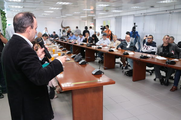 Rueda de Prensa. Entrada en operación Nueva Esperanza.
Rueda de Prensa. Entrada en operación Nueva Esperanza.
Fecha: Mayo 16 de 2017
Para descargar esta fotografía en alta resolución, haga clic sobre la imagen hasta que la misma se despliegue en la pantalla completa; luego dé clic derecho y elija la opción "guardar imagen como". 
En caso de publicación por cualquier medio, solicitamos acompañarla del crédito: "Foto EPM"
Palabras clave: Rueda Prensa Entrada operación Nueva Esperanza