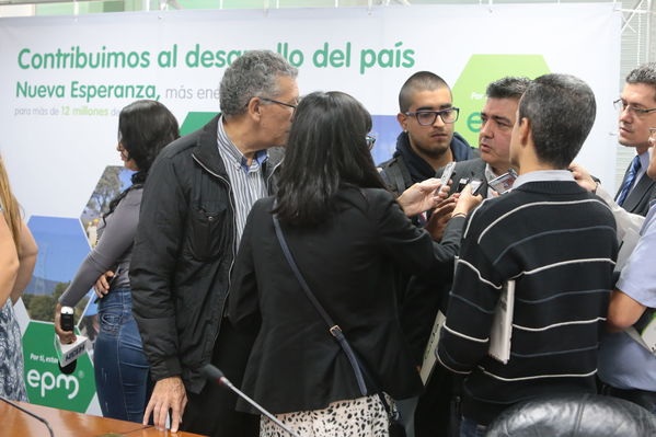 Rueda de Prensa. Entrada en operación Nueva Esperanza.
Rueda de Prensa. Entrada en operación Nueva Esperanza.
Fecha: Mayo 16 de 2017
Para descargar esta fotografía en alta resolución, haga clic sobre la imagen hasta que la misma se despliegue en la pantalla completa; luego dé clic derecho y elija la opción "guardar imagen como". 
En caso de publicación por cualquier medio, solicitamos acompañarla del crédito: "Foto EPM"
Palabras clave: Rueda Prensa Entrada operación Nueva Esperanza