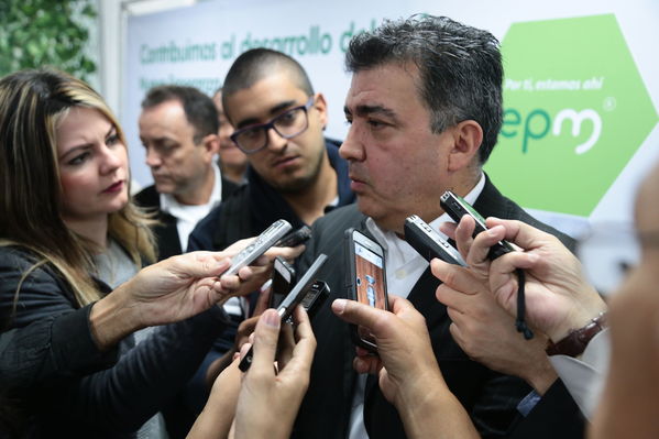 Rueda de Prensa. Entrada en operación Nueva Esperanza.
Rueda de Prensa. Entrada en operación Nueva Esperanza.
Fecha: Mayo 16 de 2017
Para descargar esta fotografía en alta resolución, haga clic sobre la imagen hasta que la misma se despliegue en la pantalla completa; luego dé clic derecho y elija la opción "guardar imagen como". 
En caso de publicación por cualquier medio, solicitamos acompañarla del crédito: "Foto EPM"
Palabras clave: Rueda Prensa Entrada operación Nueva Esperanza