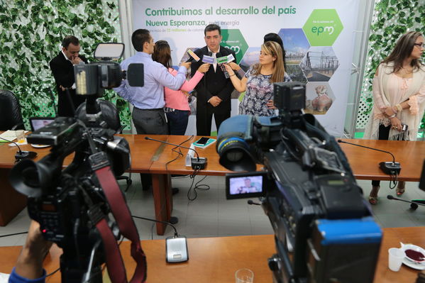 Rueda de Prensa. Entrada en operación Nueva Esperanza.
Rueda de Prensa. Entrada en operación Nueva Esperanza.
Fecha: Mayo 16 de 2017
Para descargar esta fotografía en alta resolución, haga clic sobre la imagen hasta que la misma se despliegue en la pantalla completa; luego dé clic derecho y elija la opción "guardar imagen como". 
En caso de publicación por cualquier medio, solicitamos acompañarla del crédito: "Foto EPM"
Palabras clave: Rueda Prensa Entrada operación Nueva Esperanza