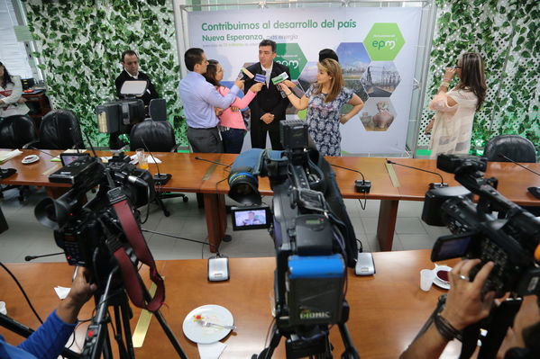 Rueda de Prensa. Entrada en operación Nueva Esperanza.
Rueda de Prensa. Entrada en operación Nueva Esperanza.
Fecha: Mayo 16 de 2017
Para descargar esta fotografía en alta resolución, haga clic sobre la imagen hasta que la misma se despliegue en la pantalla completa; luego dé clic derecho y elija la opción "guardar imagen como". 
En caso de publicación por cualquier medio, solicitamos acompañarla del crédito: "Foto EPM"
Palabras clave: Rueda Prensa Entrada operación Nueva Esperanza