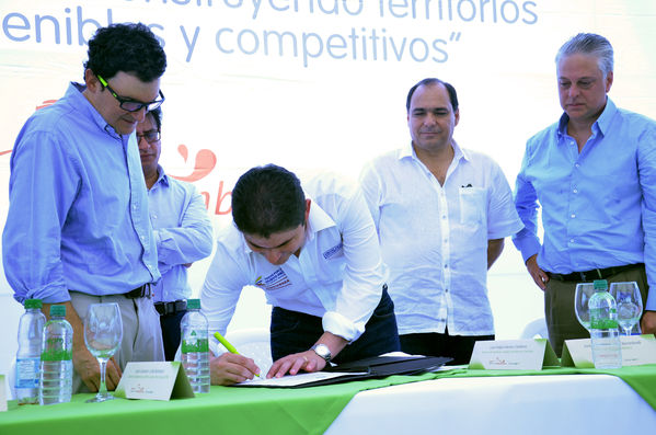 Aguas de Malambo 
Aguas de Malambo   
Fecha: Mayo 6 de 2015. Lugar: Barranquilla - Planta de potabilización El Tesoro
Para descargar esta fotografía en alta resolución, haga clic sobre la imagen hasta que la misma se despliegue en la pantalla completa; luego dé clic derecho y elija la opción "guardar imagen como". 
En caso de publicación por cualquier medio, solicitamos acompañarla del crédito: "Foto EPM"
Palabras clave: Aguas Malambo