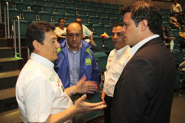 Lanzamiento del equipo de ciclismo EPM – UNE - Área Metropolitana
Lanzamiento del equipo de ciclismo EPM – UNE - Área Metropolitana
Fecha: Marzo 12 de 2014
Para descargar esta fotografía en alta resolución, haga clic sobre la imagen hasta que la misma se despliegue en la pantalla completa; luego dé clic derecho y elija la opción "guardar imagen como". 
En caso de publicación por cualquier medio, solicitamos acompañarla del crédito: "Foto EPM"
Palabras clave: Lanzamiento equipo ciclismo EPM UNE Área Metropolitana