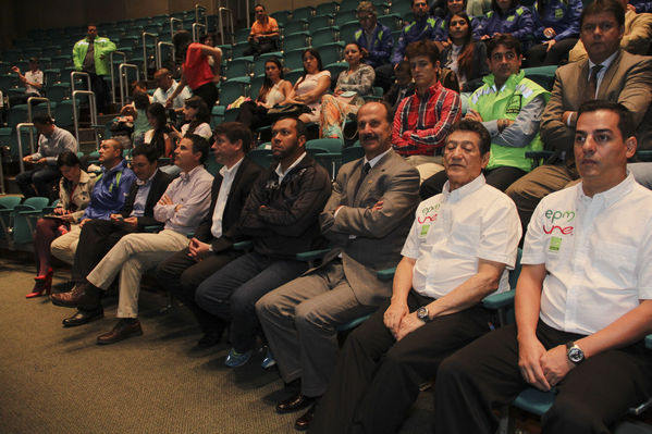 Lanzamiento del equipo de ciclismo EPM – UNE - Área Metropolitana
Lanzamiento del equipo de ciclismo EPM – UNE - Área Metropolitana
Fecha: Marzo 12 de 2014
Para descargar esta fotografía en alta resolución, haga clic sobre la imagen hasta que la misma se despliegue en la pantalla completa; luego dé clic derecho y elija la opción "guardar imagen como". 
En caso de publicación por cualquier medio, solicitamos acompañarla del crédito: "Foto EPM"
Palabras clave: Lanzamiento equipo ciclismo EPM UNE Área Metropolitana