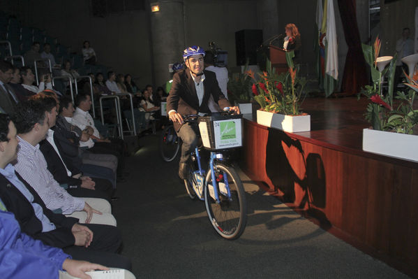 Lanzamiento del equipo de ciclismo EPM – UNE - Área Metropolitana
Lanzamiento del equipo de ciclismo EPM – UNE - Área Metropolitana
Fecha: Marzo 12 de 2014
Para descargar esta fotografía en alta resolución, haga clic sobre la imagen hasta que la misma se despliegue en la pantalla completa; luego dé clic derecho y elija la opción "guardar imagen como". 
En caso de publicación por cualquier medio, solicitamos acompañarla del crédito: "Foto EPM"
Palabras clave: Lanzamiento equipo ciclismo EPM UNE Área Metropolitana