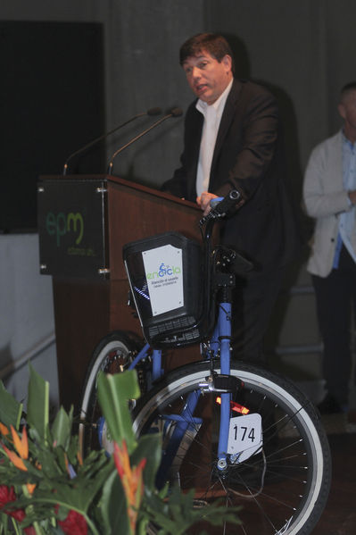 Lanzamiento del equipo de ciclismo EPM – UNE - Área Metropolitana
Lanzamiento del equipo de ciclismo EPM – UNE - Área Metropolitana
Fecha: Marzo 12 de 2014
Para descargar esta fotografía en alta resolución, haga clic sobre la imagen hasta que la misma se despliegue en la pantalla completa; luego dé clic derecho y elija la opción "guardar imagen como". 
En caso de publicación por cualquier medio, solicitamos acompañarla del crédito: "Foto EPM"
Palabras clave: Lanzamiento equipo ciclismo EPM UNE Área Metropolitana