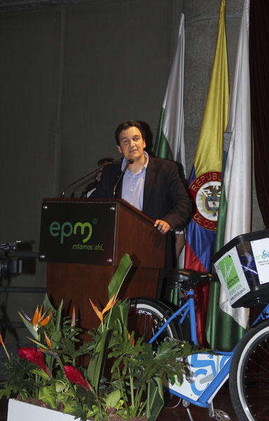 Lanzamiento del equipo de ciclismo EPM – UNE - Área Metropolitana
Lanzamiento del equipo de ciclismo EPM – UNE - Área Metropolitana
Fecha: Marzo 12 de 2014
Para descargar esta fotografía en alta resolución, haga clic sobre la imagen hasta que la misma se despliegue en la pantalla completa; luego dé clic derecho y elija la opción "guardar imagen como". 
En caso de publicación por cualquier medio, solicitamos acompañarla del crédito: "Foto EPM"
Palabras clave: Lanzamiento equipo ciclismo EPM UNE Área Metropolitana