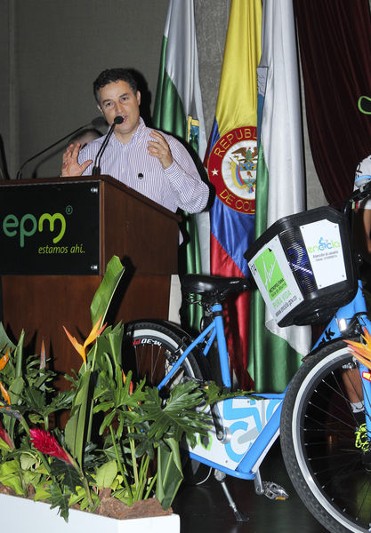 Lanzamiento del equipo de ciclismo EPM – UNE - Área Metropolitana
Lanzamiento del equipo de ciclismo EPM – UNE - Área Metropolitana
Fecha: Marzo 12 de 2014
Para descargar esta fotografía en alta resolución, haga clic sobre la imagen hasta que la misma se despliegue en la pantalla completa; luego dé clic derecho y elija la opción "guardar imagen como". 
En caso de publicación por cualquier medio, solicitamos acompañarla del crédito: "Foto EPM"
Palabras clave: Lanzamiento equipo ciclismo EPM UNE Área Metropolitana